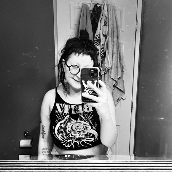 meet your posher, Nena 🐝💫 - Picture 1 of 4